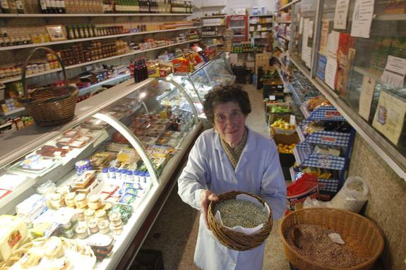 Fina Clemente en su tienda de ultramarinos, su vida desde que empezara a trabajar allí con catorce años. 