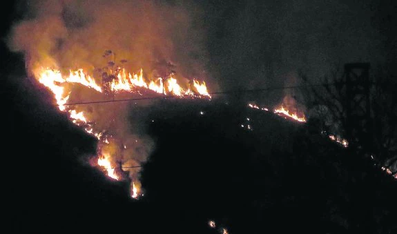 Las llamas del incendio de ayer en la Sierra del Cuera. :: NEL ACEBAL