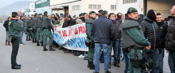 Amplia presencia de la Guardia Civil, que escoltó a los directivos para entrar en la planta. 