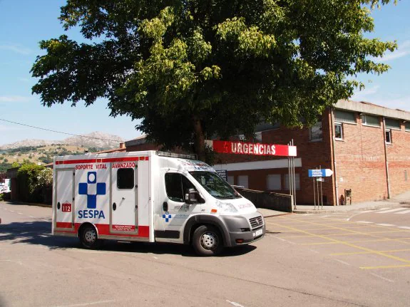 Una ambulancia circula junto a la entrada de Urgencias del Hospital de Arriondas. 