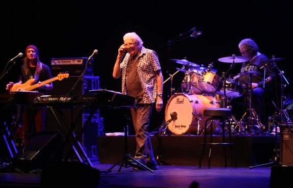 El maestro John Mayall; a la izquierda, sus armónicas, en el camerino. 