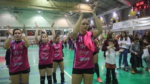 Las jugadoras del Mavi, saludando al público tras el partido.