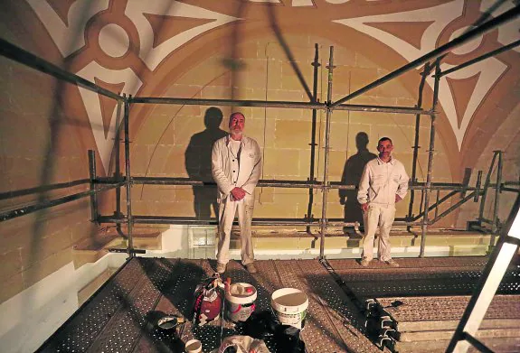Manuel de Pedro González y Daniel Suárez Alonso, en el interior de la cúpula, donde se llevan a cabo las obras de restauración. 
