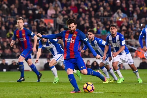 Messi se dispone a lanzar el penalti que decidió el partido en el Camp Nou. 