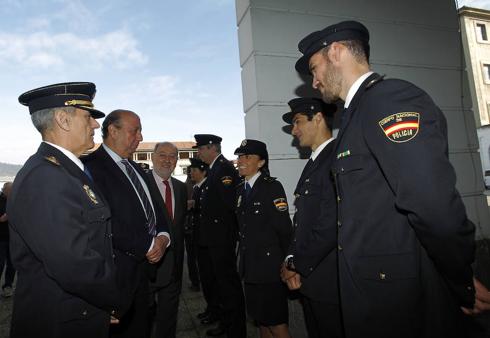 El director de Policía, Germán López, junto al delegado del Gobierno, Gabino de Lorenzo, conversa con varios agentes. 