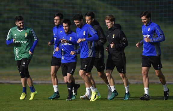 Los jugadores del Real Oviedo, durante el entrenamiento de ayer en El Requexón.