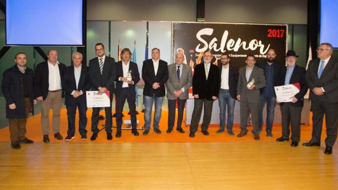 Galardonados y representantes de la organización, tras la entrega de los premios Salenor. 