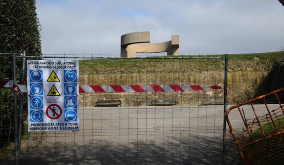 Una de las vallas de obra que cortan el camino hacia el Elogio del Horizonte. 