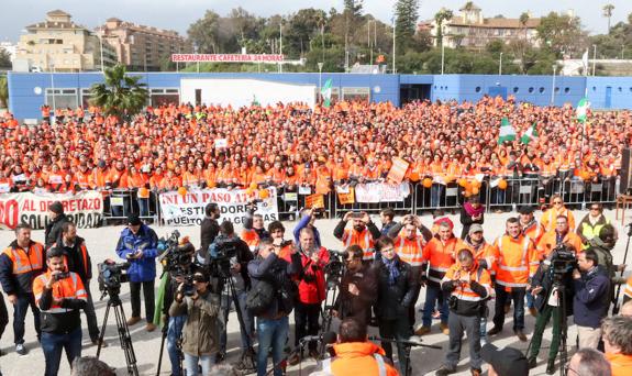 Un millar de estibadores de varios países se reunieron ayer en Algeciras para apoyar a sus compañeros en las negociaciones del sector. 
