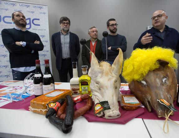José Antonio Álvarez, a la derecha, durante la presentación de los menús de Antroxu. 