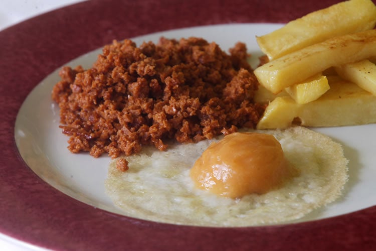 Picadillo con huevo y patatas fritas (elaboración vegana)