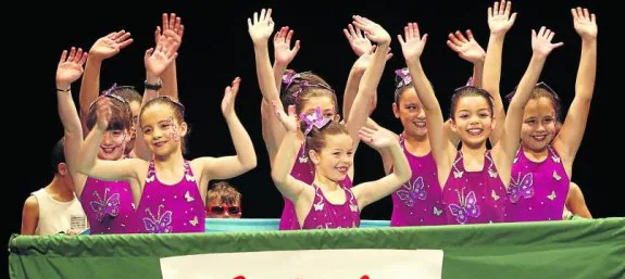 El escenario del Jovellanos albergó una piscina con nadadoras de sincronizada y socorristas, participantes en el XXV Concurso Infantil de Disfraces. 