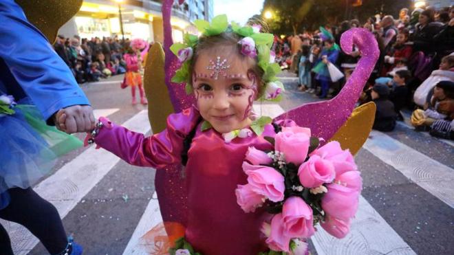 Una niña, disfrutando del desfile de Carnaval de Gijón. 