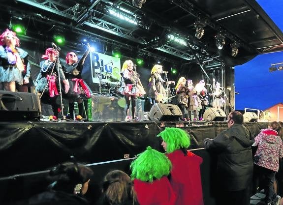 'Les Viudes' durante la actuación que les valió la victoria. 