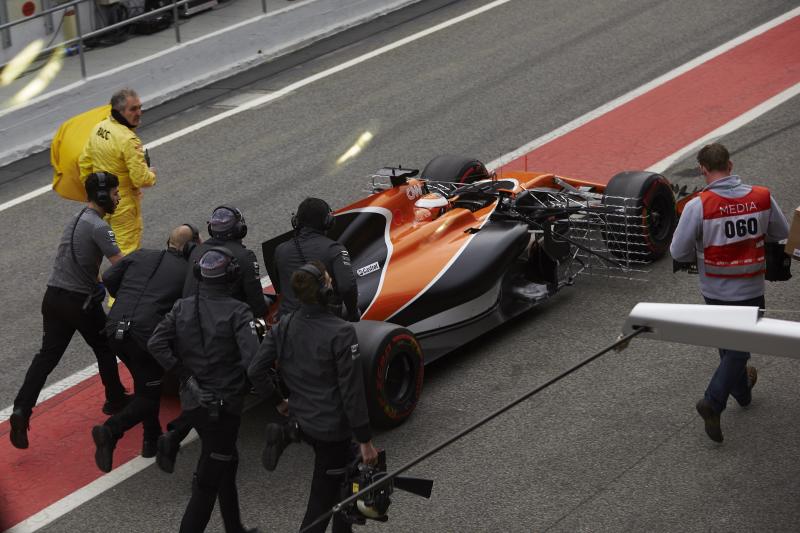 El monoplaza pilotado por Stoffel Vandoorne se quedó parado a la entrada del «Pit Lane» y los mecánicos de McLaren tuvieron que devolver el «MCL32» al garaje empujando