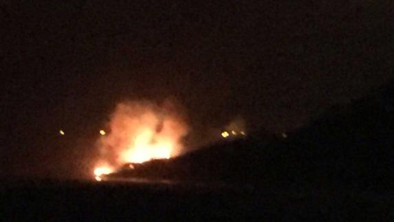 Incendio en la ladera de acceso a la playa de Bayas