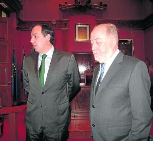 Alejandro Vega y Gabino de Lorenzo, ayer, en el salón de plenos del Consistorio de Villaviciosa. 