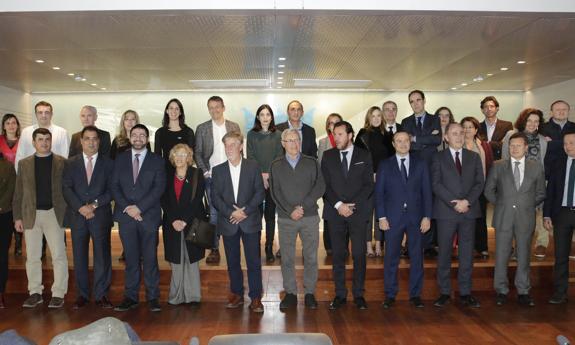 En primera fila, los alcaldes de Madrid, Zaragoza, Valencia, Valladolid y Las Palmas. Detrás, Ana Braña (tercera por la izquierda), junto a Ignacio Sanz, Belén Grana y otros participantes en la reunión. 