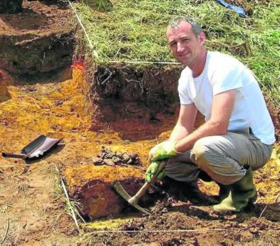 El arqueólogo Alfonso Fanjul durante sus excavaciones en El Cuetu. 