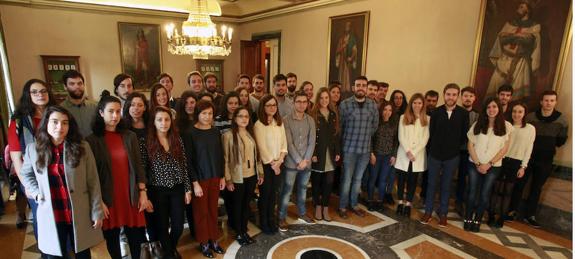 Algunos de los estudiantes becados, ayer, en el Salón de Plenos, donde fueron recibidos por autoridades. 