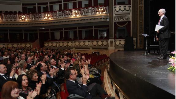 Jaime Martínez, agradece el galardón, ante el público, que le aplaude. 