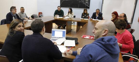 Los concejales de Foro Ana Braña y Eva Illán presentan el proyecto de renta social al resto de grupos municipales. 