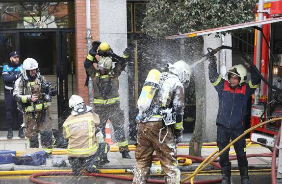 Los bomberos durante el incendio de Pumarín. 