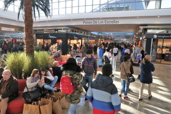 Una jornada de compras, el pasado mes de enero, en el centro comercial Intu Asturias. 