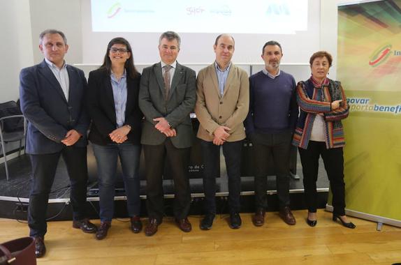 Responsables del programa y de la Unión de Comerciantes, ayer, durante la presentación de 'Innovando comercio a comercio'. 