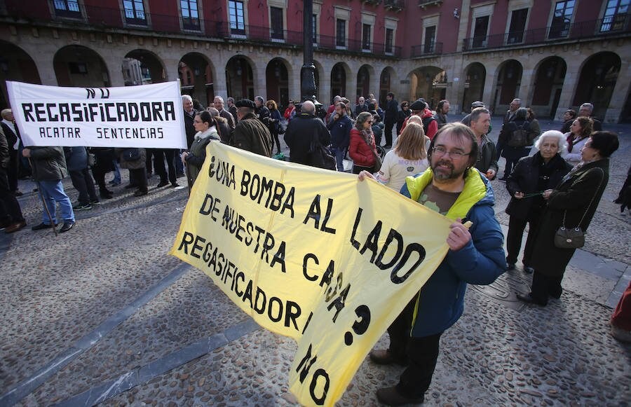 Un momento de la manifestación de ayer en la plaza Mayor contra la regasificadora. 