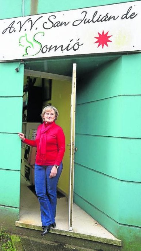 Soledad Lafuente, a la puerta del local social de Somió. 