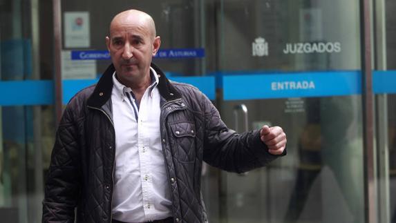 Belarmino Álvarez, saliendo de los juzgados.