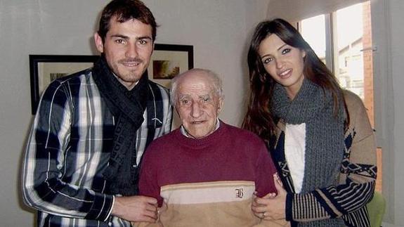 Casillas y Carbonero junto al abuelo, en una imagen de archivo.