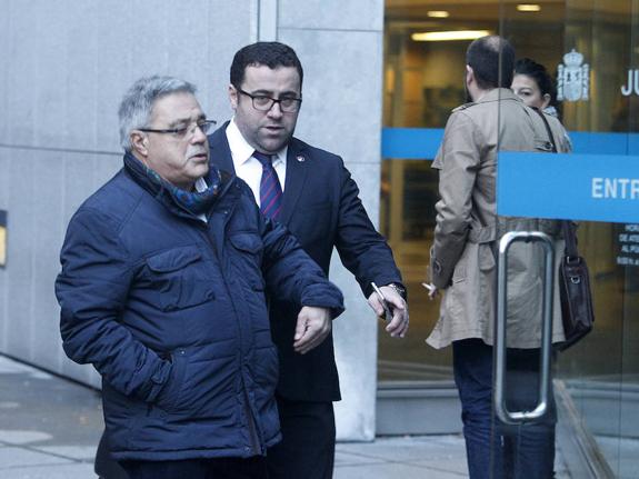 Pedro Castillejo, exsecretario del Infide, acompañado por su abogado, Alfredo García López. 