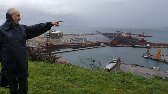 Paco Ramos, de Ecologistas en Acción, observa El Musel desde la Campa de Torres.