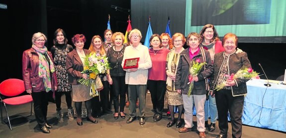 Pilar Domínguez, en el centro, rodeada por su hermana Geli, las vocales del Consejo de la Mujer y las candidatas finalistas. 