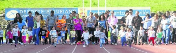  Ejemplo. Los niños y sus familias se involucraron en la carrera solidaria organizada ayer en el Estadio de Atletismo Yago Lamela. :: FOTOS: PATRICIA BREGÓN