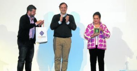 Alejandro Vega, alcalde de Villaviciosa, regaló una pieza de azabache a Carmen Pandiella, muy emocionada por el galardón. 