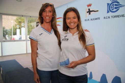 Pumariega y Toro, con su trofeo de campeonas de España. 