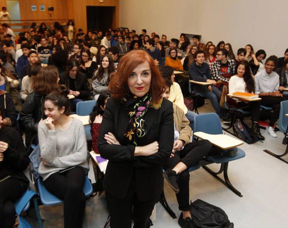 Elvira Lindo ante los alumnos de Bachillerato del IES Alfonso II. 