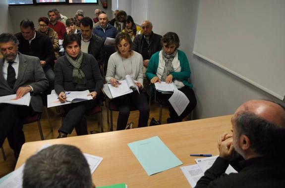 El director general de Desarrollo Rural, Jesús Casas, informó ayer de los detalles de la media a los alcaldes del Occidente asturiano. 