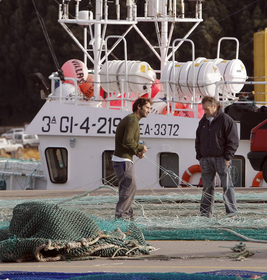 Pescadores de la región reparan redes en el puerto de Avilés.