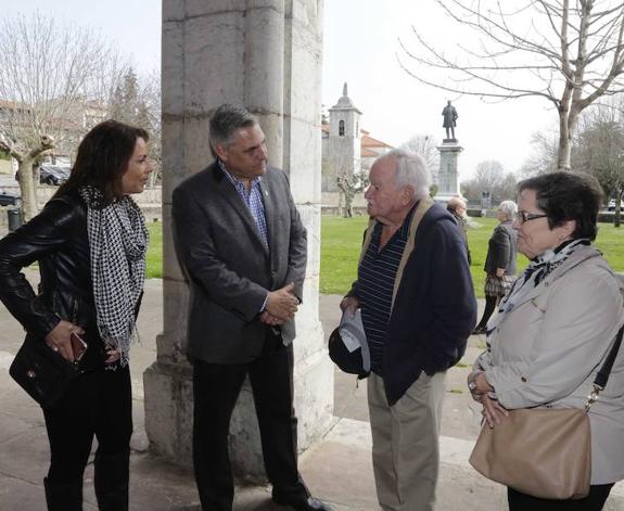 Maytee y Rodolfo 'Rudy' Llanes conversan con dos vecinos de Colombres que vivieron en Cuba. 