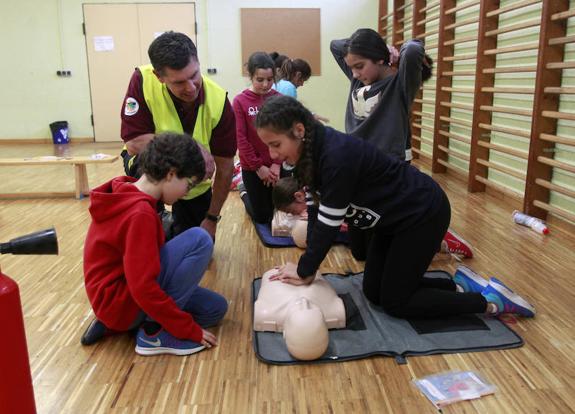 Mauricio Bogomak, con alumnos de colegio La Gesta, practican tareas de reanimación. 