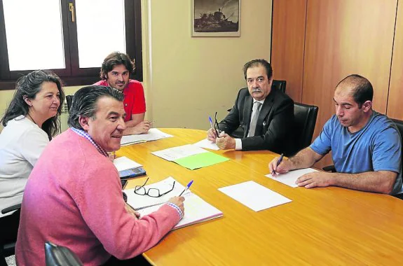 De izquierda a derecha, Marisa Elviro, Juan Carlos Armas, Enrique Riestra, Santiago Fernández y Francisco Javier Martínez, durante la constitución de la comisión. 