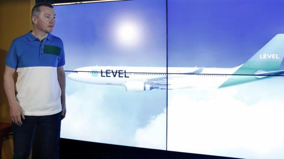 El consejero delegado del grupo IAG, Willie Walsh, durante la presentación de LEVEL.
