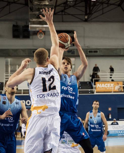 El ovetense Jesperson trata de taponar el lanzamiento de un rival. 