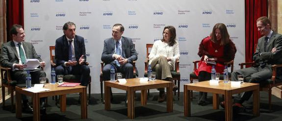 Eduardo González, Pedro Luis Fernández, Manuel Menéndez, Eva Rodríguez, Ángel Santianes y Armando Tellado, en el debate. 