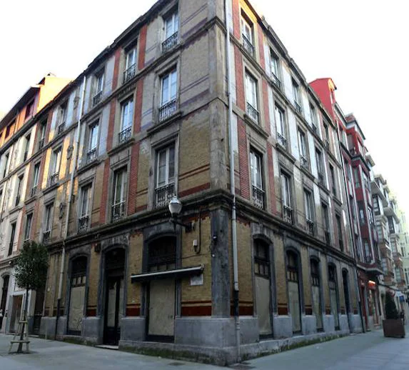 Panorámica del edificio de la calle la Merced que se transformará en el primer hotel de cinco estrellas de Gijón. 