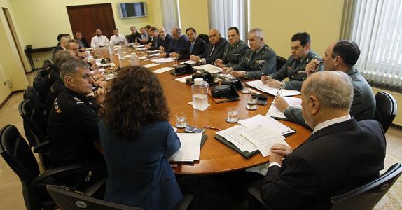 Junta de seguridad presidida ayer en Oviedo por el delegado del Gobierno y a la que asistieron los mandos policiales y deportivos. 